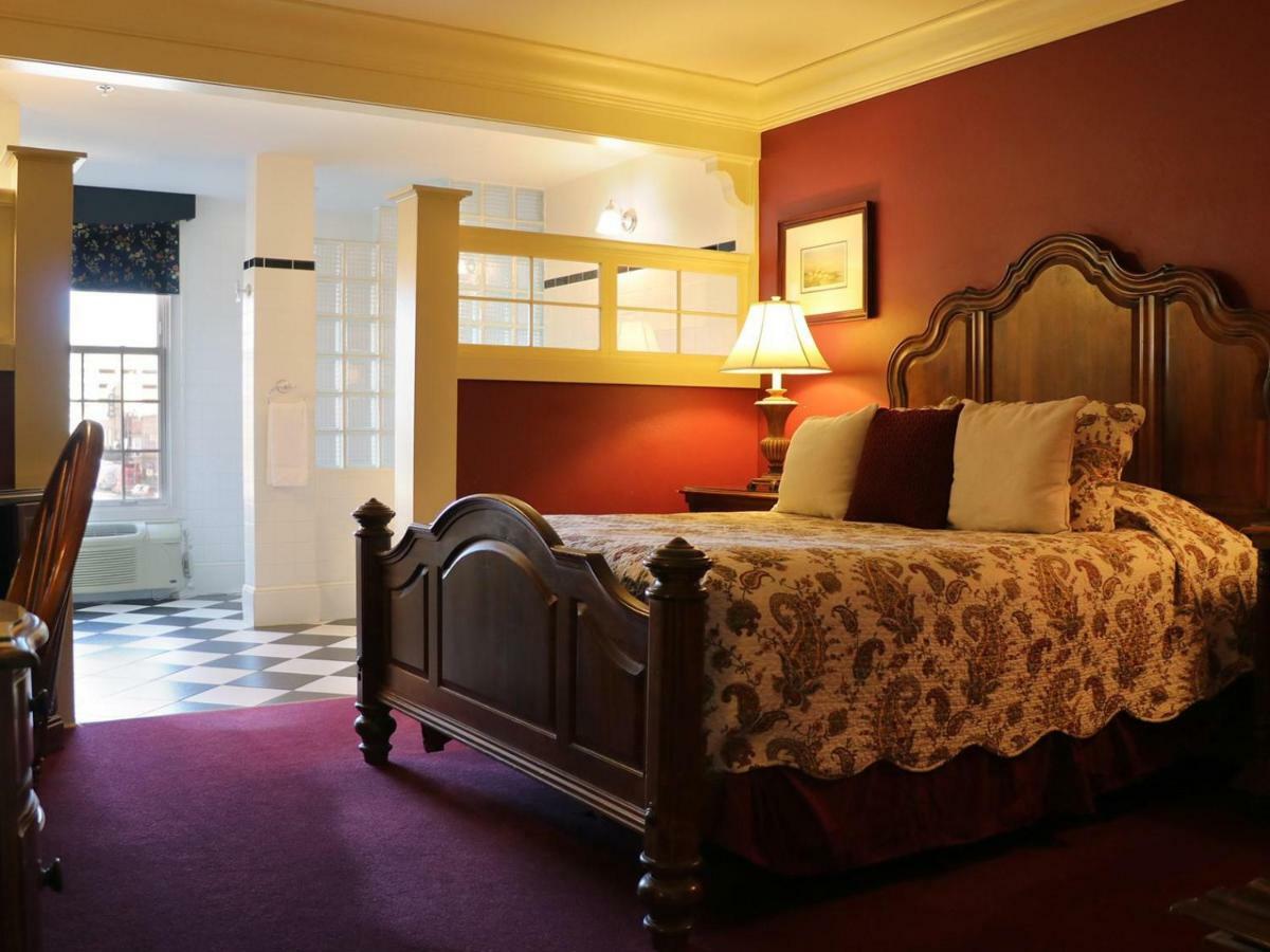 Saint Brendan'S Inn Грин Бэй Номер фото
